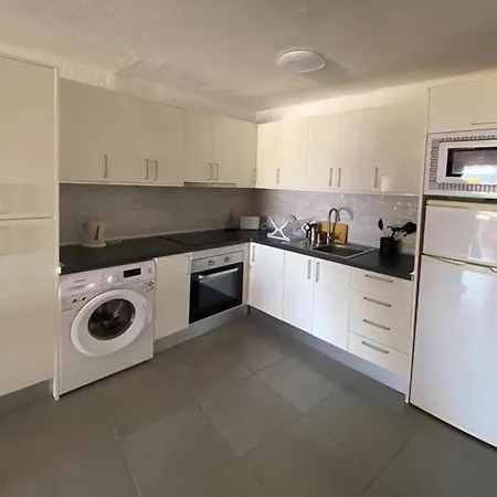 Appartamento Primo Piano Con Vista Piscina E Parziale Vista Mare