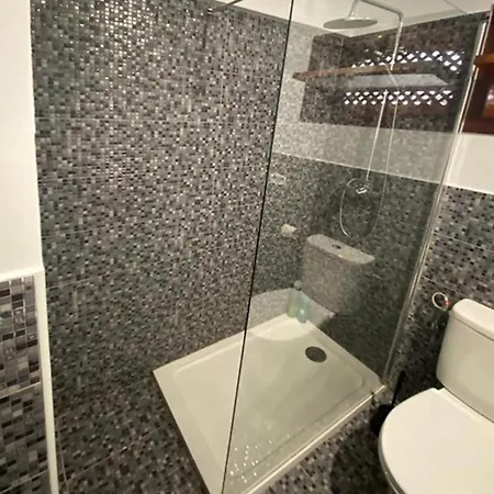 Primo Piano Con Vista Piscina E Parziale Vista Mare * 아데제