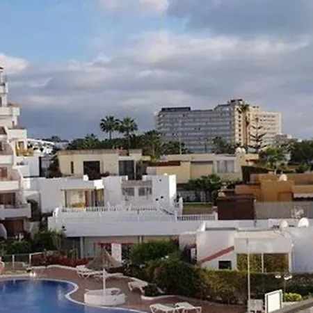 Primo Piano Con Vista Piscina E Parziale Vista Mare 아데제